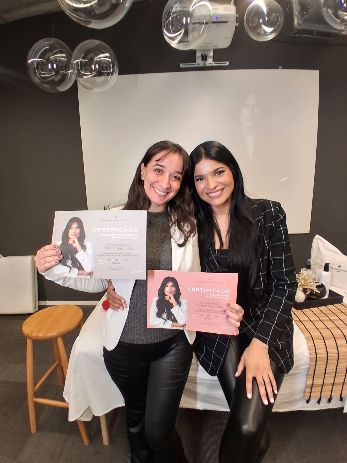 Fernanda Crivari com os certificados de Massagem Modeladora e Miracle Face, Método Renata França
